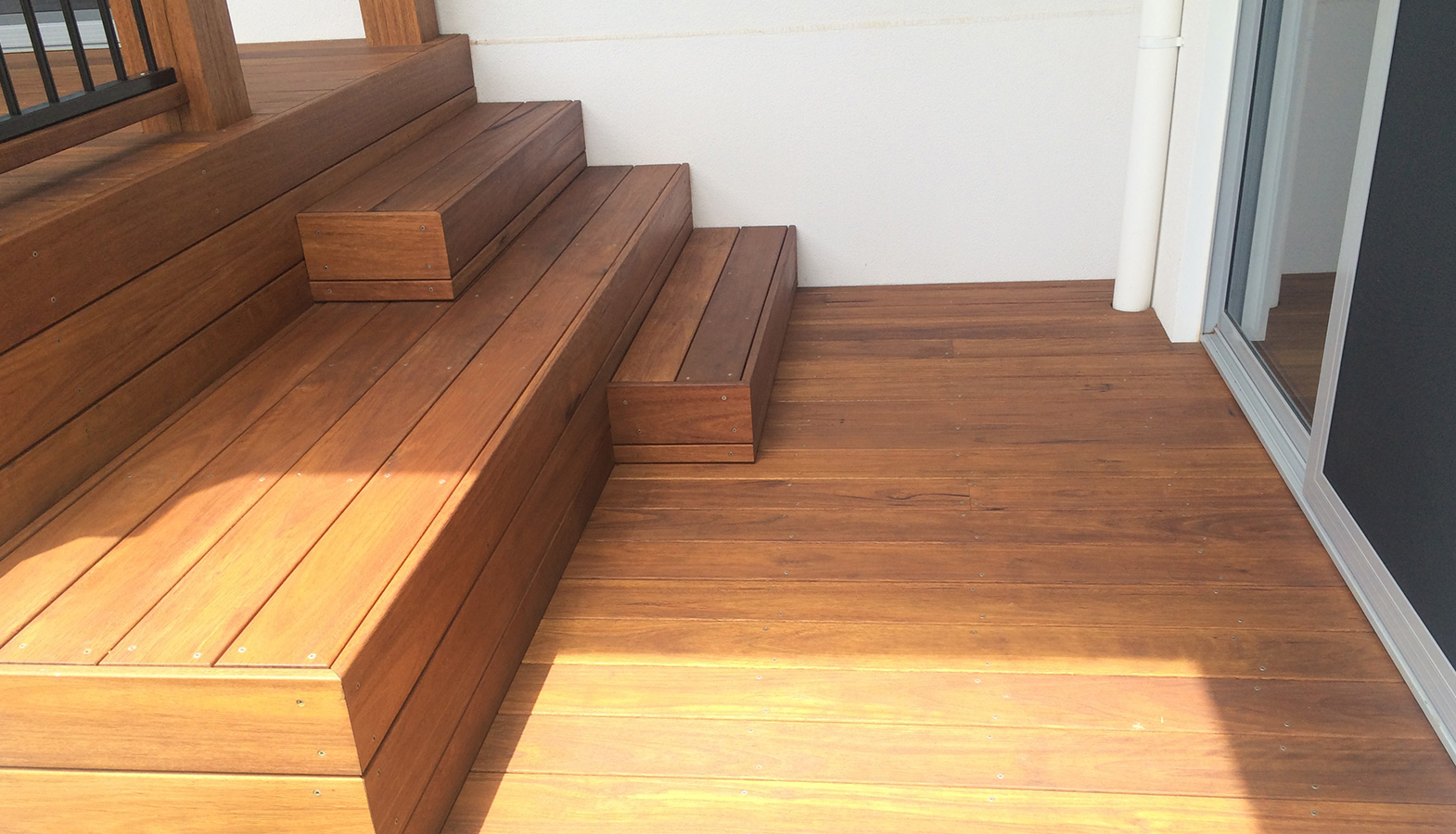 Hardwood decking Coffs Harbour. Call 02 6649 2006